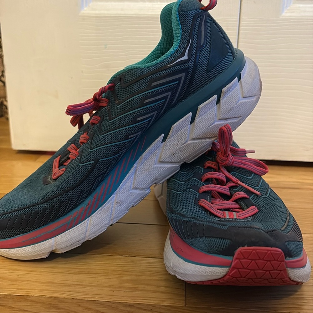 Running shoes: Hokas Clifton 4